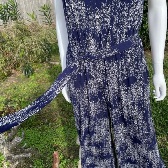 💋NWT Halston Flared Legs Tie Waist Print Scoop Neck Jumpsuit - Picture 11 of 13
